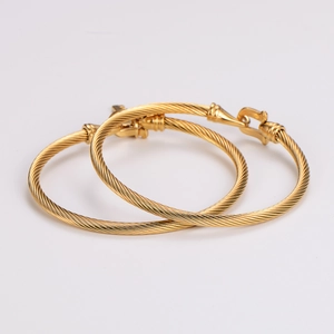Goldenes Kabelarmband-Set mit spiralförmiger Textur und U-förmigem Hufeisenverschluss