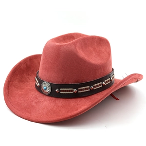 Dettaglio cappello cowboy rosso con fascia in pelle, borchie e pietra turchese