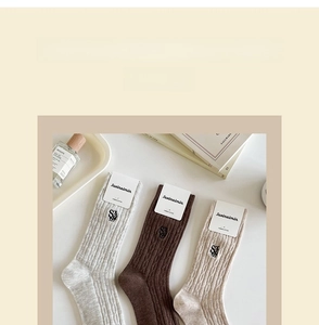Détail de la texture en maille torsadée et coton peigné sur chaussettes décontractées