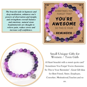 Détail du bracelet en pierre naturelle violette 8mm avec cœur et carte de vœux