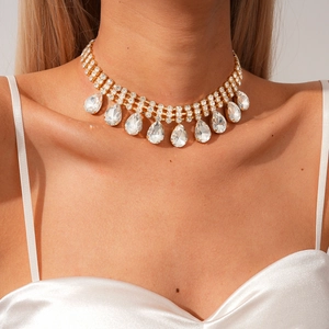Collier ras du cou doré avec pampilles goutte en strass porté par un mannequin