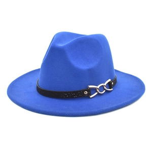 Cappello fedora blu vivace in lana con nastro nero e fibbia a catena dorata alla moda