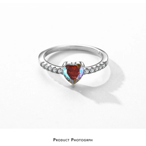 Vue détaillée de la bague en argent S925 avec zircon cœur coloré et diamants sur l'anneau