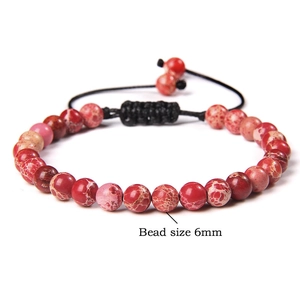 Detailansicht der 6mm roten Natursteinperlen an einem handgewebten, verstellbaren Armband