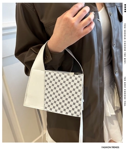 Sac bandoulière tendance porté par un mannequin en cuir blanc et motif logo circulaire