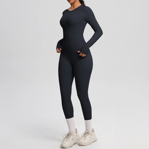 Vue détaillée de l'ensemble de yoga noir brossé avec legging taille haute et haut de sport