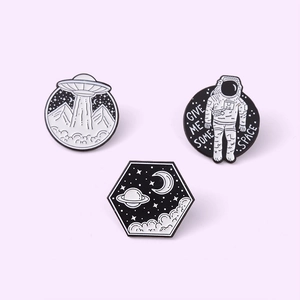 Lot de 3 broches en émail noir et blanc avec astronaute, OVNI et planète de l'espace