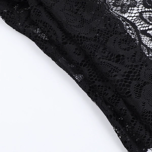 Gros plan du motif de dentelle florale noire complexe sur un haut licou élégant