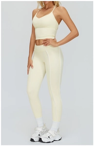 Détail de l'ensemble yoga crème avec débardeur col V et legging taille haute à rayures