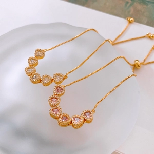 Détails du bracelet en cœur plaqué or avec des pierres en zircon blanc et rose