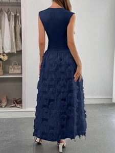 Vue arrière d'une robe longue sans manches bleu marine avec détails de franges sur la jupe