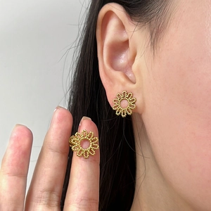 French vintage style hollow flower stud earrings in shiny gold-plated stainless steel