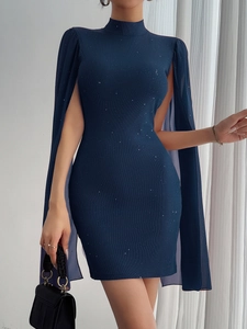 Dunkelblaues enges Strickkleid mit Glitzerakzenten und elegantem Chiffon-Schal-Detail
