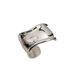 Bracelet jonc large argenté poli au design minimaliste moderne et aux vagues irrégulières