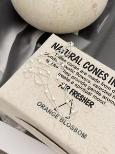 Macro di una collana in argento sterling 925 con perle a cubo su pietra e scatola