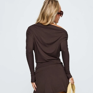Vue arrière d'une mini-robe moulante marron foncé à épaules dénudées avec plis