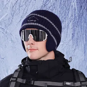 Berretto invernale in maglia blu scuro con paraorecchie e occhiali per lo sci