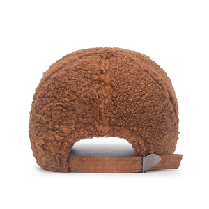 Vue arrière de la casquette de baseball en shearling caramel avec sangle réglable en métal