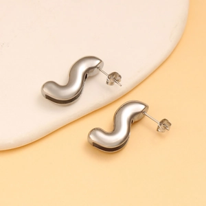 Vue détaillée de boucles d'oreilles argentées en forme de S au design minimaliste