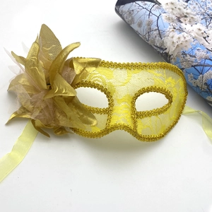 Détail du masque de bal en dentelle dorée avec fleurs en tissu pour événements vénitiens