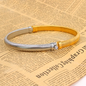 Détail du bracelet bicolore en acier torsadé avec ornement vis serti de cristal