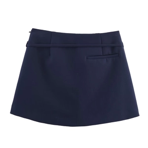 Jupe-short bleu marine avec ceinture et poches latérales en tissu sergé sur fond blanc