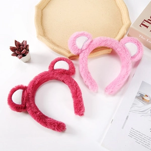 Gros plan détaillé de bandeaux à oreilles d'animaux en peluche rose foncé et clair