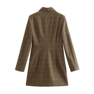 Vue arrière d'un blazer long à motif pied-de-poule marron avec une coupe ajustée chic