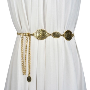 Ceinture chaîne vintage en métal doré avec plaques rondes gravées sur robe blanche