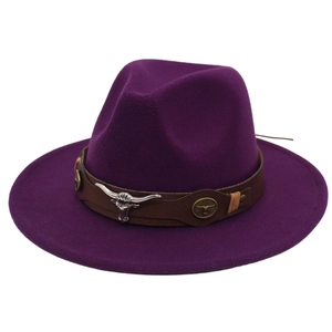 Vue détaillée d'un chapeau fedora en feutre violet avec bandeau tête de taureau