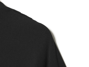 Gros plan du tissu de la robe à paillettes noire montrant sa texture et son éclat