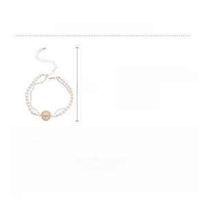 Detail der zweilagigen Perlenarmband mit Zirkonstern-Anhänger und 23cm Maßanzeige