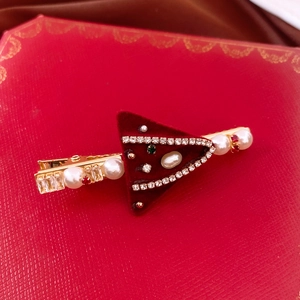 Detail of red velvet triangle hair clip with white pearls and sparkling crystal stones