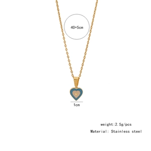 Détails et dimensions du collier en acier doré avec pendentif cœur rose et bleu en gros plan