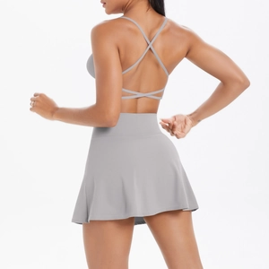 Détail du soutien-gorge de sport gris à dos croisé et jupe de tennis pour femmes