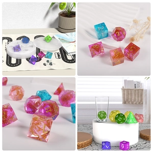 Vue détaillée de dés polyédriques en résine colorée avec feuille d'or et moule silicone