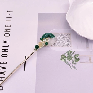 Pic à cheveux doré élégant avec pendentif en jade vert foncé et style minimaliste
