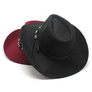 Détail de chapeaux de cowboy en feutre noir et bordeaux avec bande à turquoises et clous