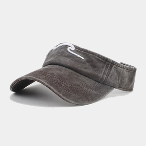 Vue détaillée d'une visière en coton lavé gris anthracite avec broderie vague blanche