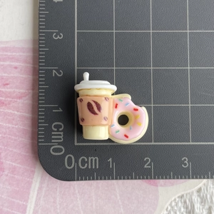 Miniatura di tazza da caffè e ciambella rosa in resina con scala dimensionale 2cm