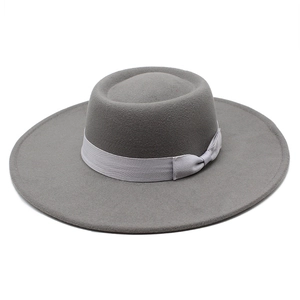 Vue de dessus d'un chapeau en laine gris minimaliste à large bord et ruban élégant