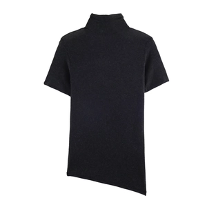 Détail du haut en maille noire à col montant avec un ourlet incliné asymétrique unique