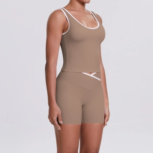 Détail du short de yoga taille croisée et débardeur col en U avec bordure contrastée