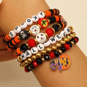 Detalle del set de pulseras de Halloween con dijes de fantasmas y cuentas de letras