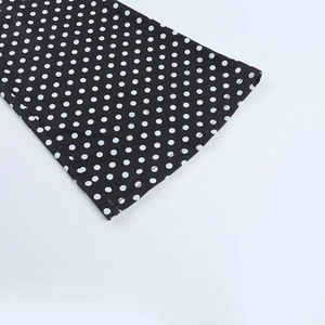 Gros plan détaillé du revers à pois noirs et blancs avec une finition à double couture