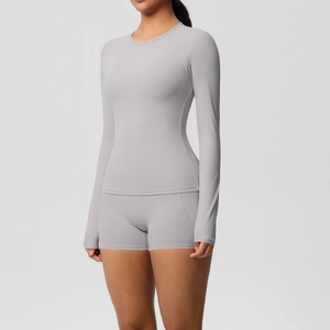 Détail du haut à manches longues gris clair et du short de fitness athlétique assorti