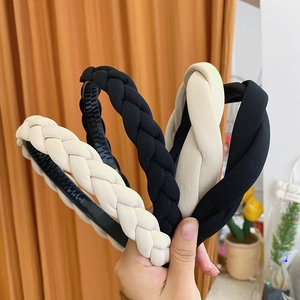 Detail showing braided fabric headbands with internal teeth for secure grip in beige and black