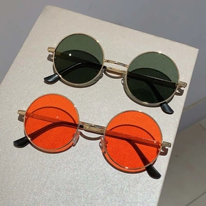 Lunettes de soleil rondes rétro en métal doré avec verres orange et vert foncé