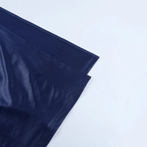 Dettaglio dell'abito in raso blu scuro con cuciture dell'orlo a doppia linea di qualità
