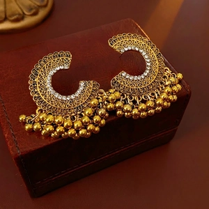 Orecchini Jhumka vintage dorati con incisioni floreali, strass e nappe di perline metalliche